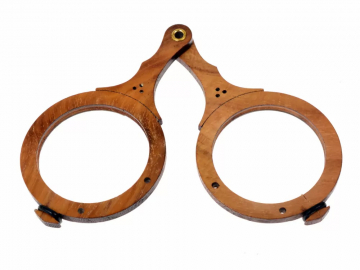 Mittelalterliches Brillen-Gestell aus Holz